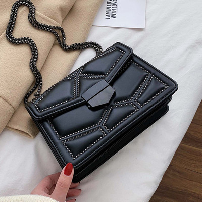 Väike stiilne pika metallist sanga ja pandlaga naistekott