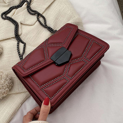 Väike stiilne pika metallist sanga ja pandlaga naistekott