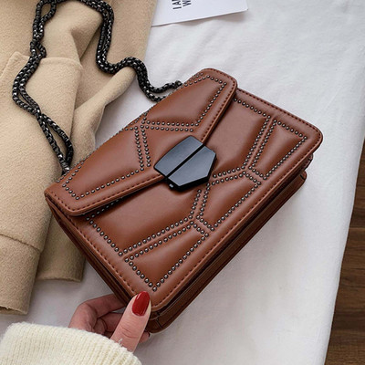 Väike stiilne pika metallist sanga ja pandlaga naistekott