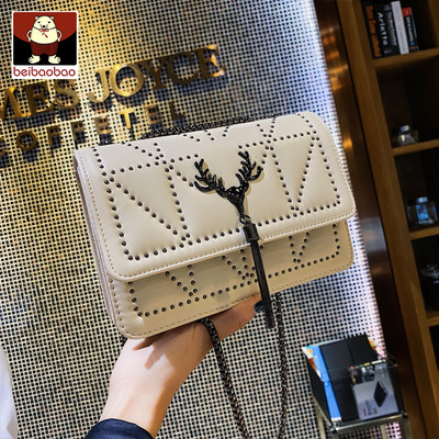 Väike stiilne pika metallist sanga ja pandlaga naistekott