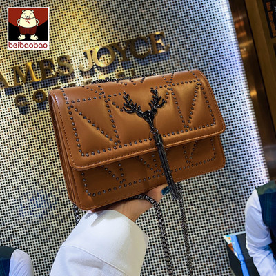 Väike stiilne pika metallist sanga ja pandlaga naistekott