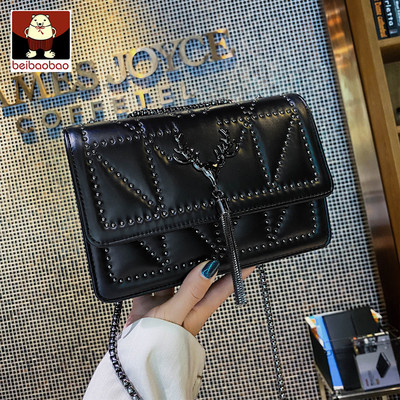 Väike stiilne pika metallist sanga ja pandlaga naistekott