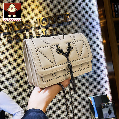 Väike stiilne pika metallist sanga ja pandlaga naistekott