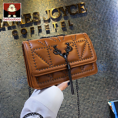 Väike stiilne pika metallist sanga ja pandlaga naistekott