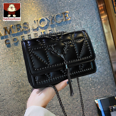 Väike stiilne pika metallist sanga ja pandlaga naistekott