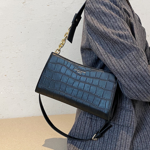 Moodne kahe sangaga naistekott