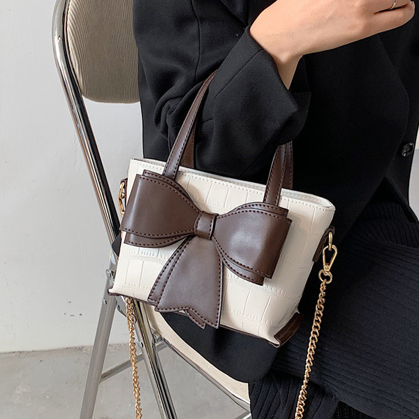 Modern női táska eko bőrből, szalaggal