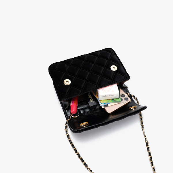 Moodne naistekott kuldse ketiga