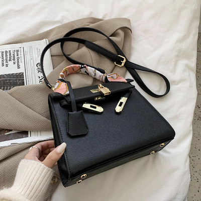 Moderna ženska torba od eko kože sa metalnim elementom