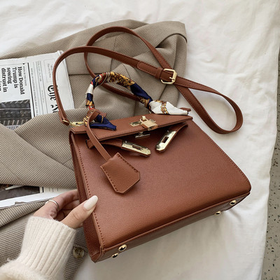 Moderna ženska torba od eko kože sa metalnim elementom