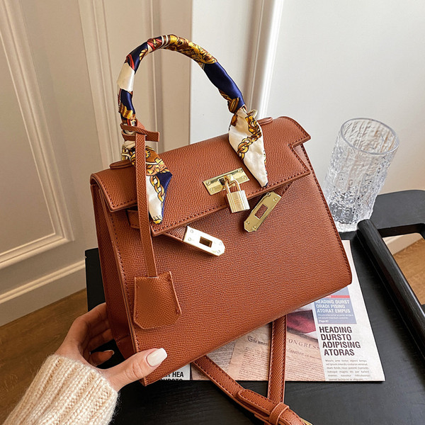 Moderna ženska torba od eko kože sa metalnim elementom