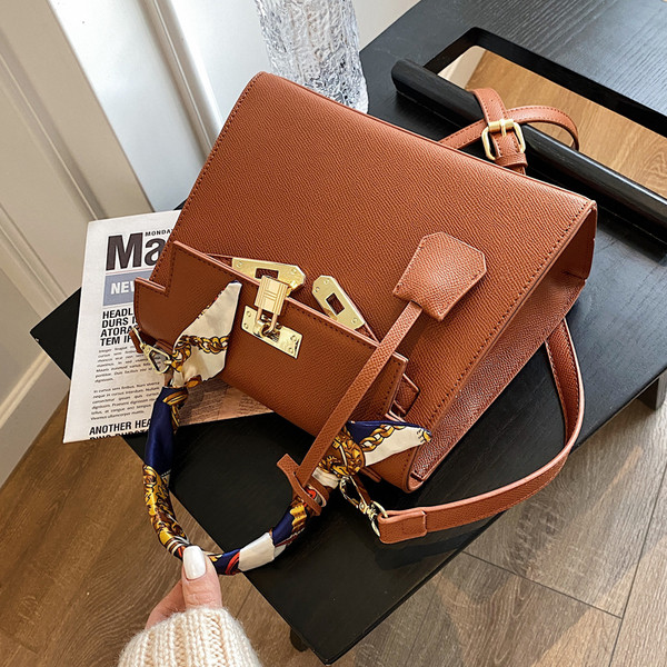 Moderna ženska torba od eko kože sa metalnim elementom