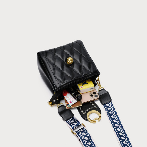 Дамска кожена чанта със закопчалка