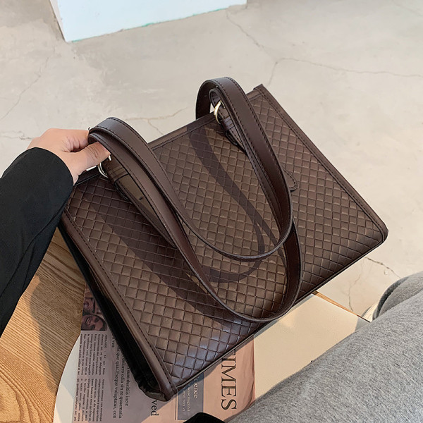 Običan model ženske torbe sa dvije ručke