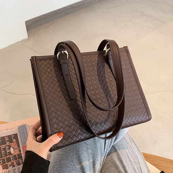 Običan model ženske torbe sa dvije ručke