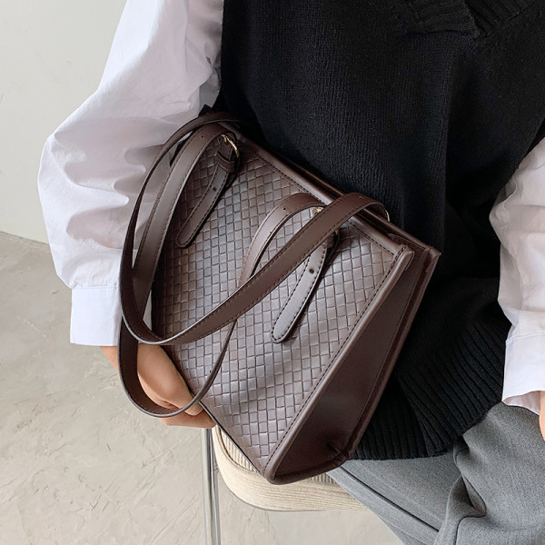 Običan model ženske torbe sa dvije ručke