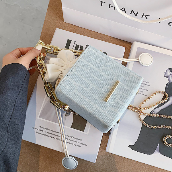 Četvrtasta torbica s metalnim elementom