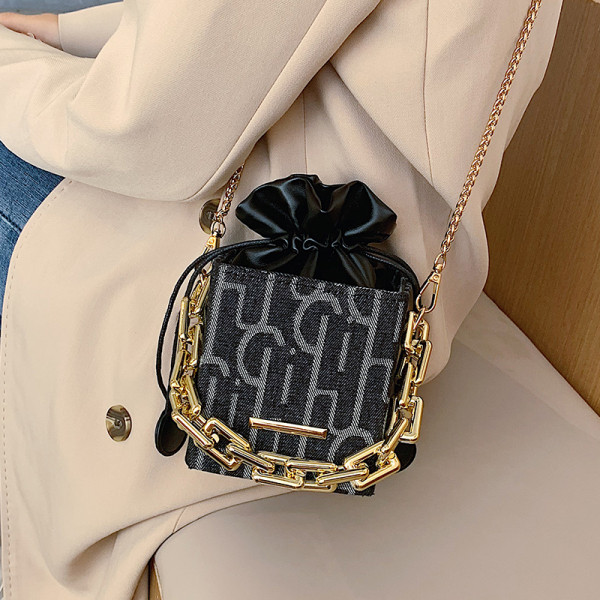 Četvrtasta torbica s metalnim elementom