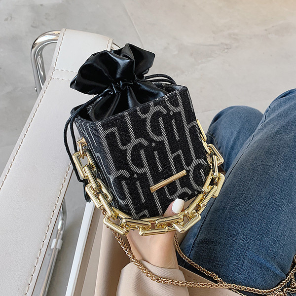 Četvrtasta torbica s metalnim elementom