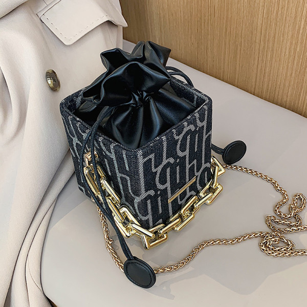 Četvrtasta torbica s metalnim elementom