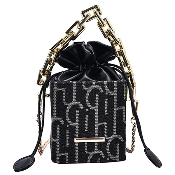 Četvrtasta torbica s metalnim elementom