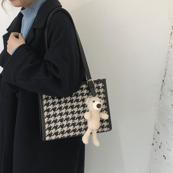 Kis négyzet alakú táska ökobőrből és textilből