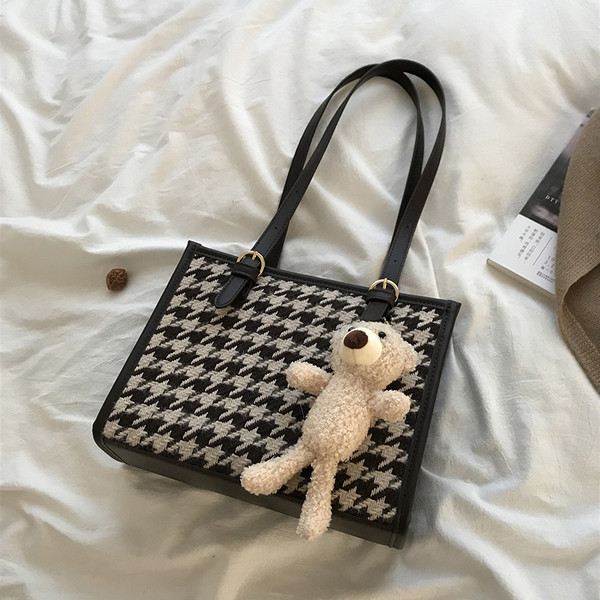 Kis négyzet alakú táska ökobőrből és textilből