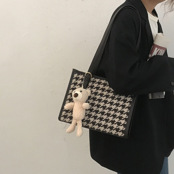 Kis négyzet alakú táska ökobőrből és textilből