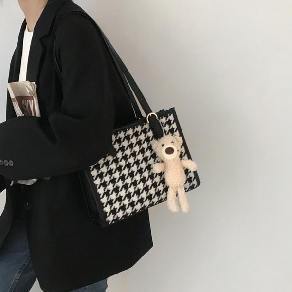 Kis négyzet alakú táska ökobőrből és textilből