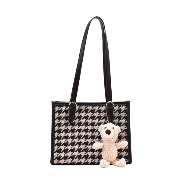 Kis négyzet alakú táska ökobőrből és textilből