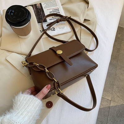 Női bőr táska fém csattal és két fogantyúval