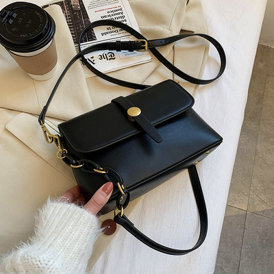 Női bőr táska fém csattal és két fogantyúval