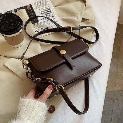 Női bőr táska fém csattal és két fogantyúval