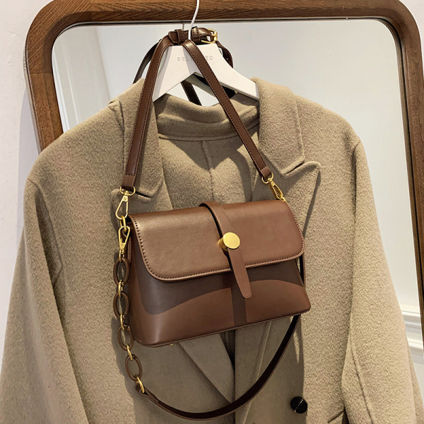 Női bőr táska fém csattal és két fogantyúval