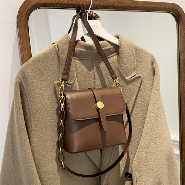 Női bőr táska fém csattal és két fogantyúval