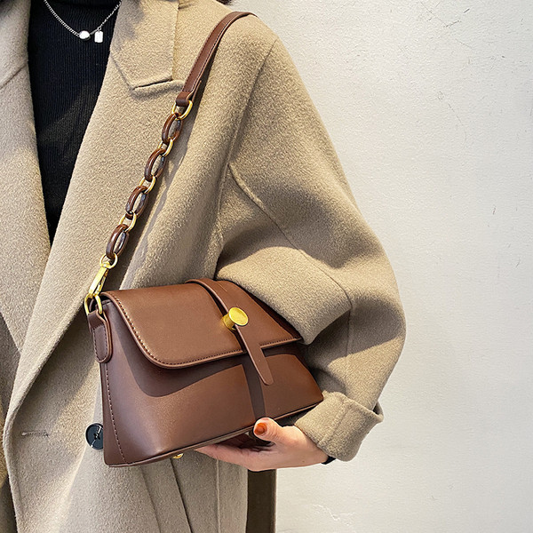 Női bőr táska fém csattal és két fogantyúval