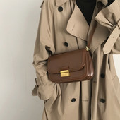 Väike metallpandlaga nahast kott