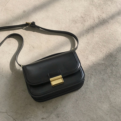 Väike metallpandlaga nahast kott