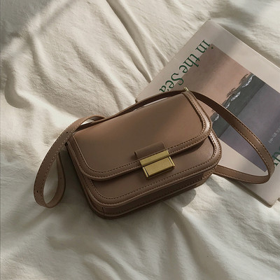 Väike metallpandlaga nahast kott