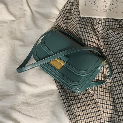 Väike metallpandlaga nahast kott