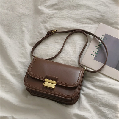 Väike metallpandlaga nahast kott