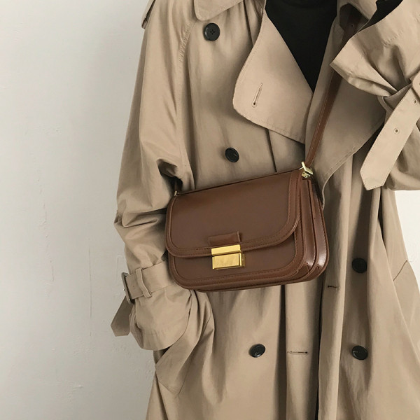 Väike metallpandlaga nahast kott