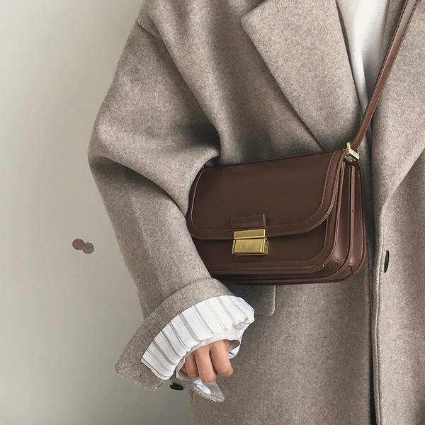 Väike metallpandlaga nahast kott