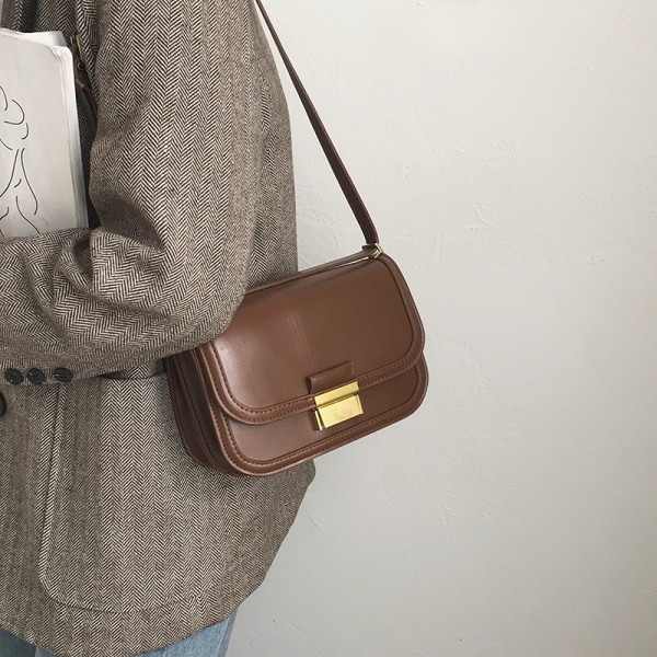 Väike metallpandlaga nahast kott