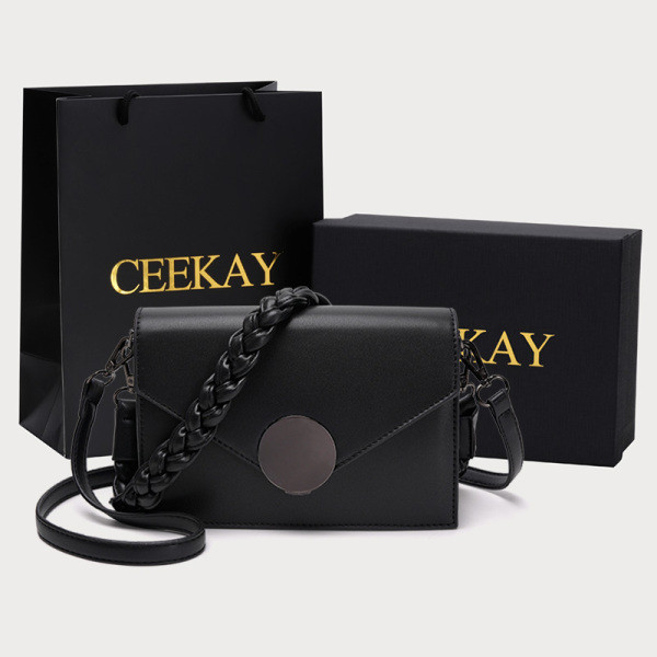 Női bőr táska hosszú füllel és csattal