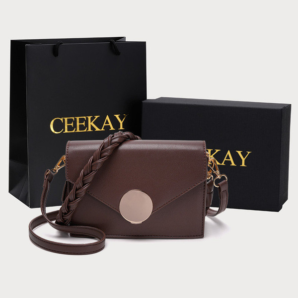 Női bőr táska hosszú füllel és csattal