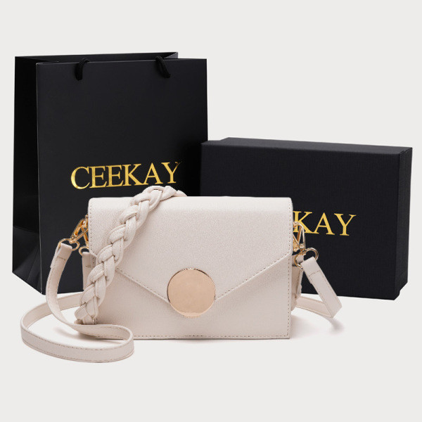 Női bőr táska hosszú füllel és csattal