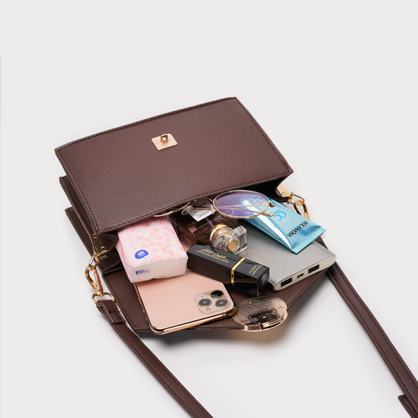 Női bőr táska hosszú füllel és csattal