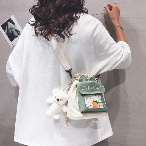 Uus mudel tasku ja 3D elemendiga väike kott