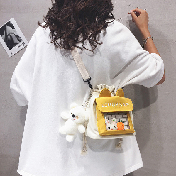 Uus mudel tasku ja 3D elemendiga väike kott